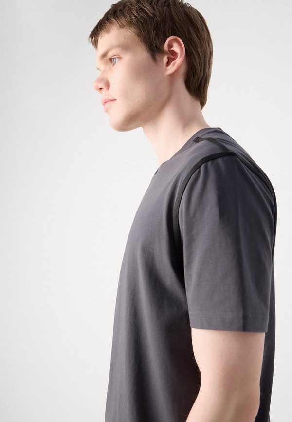 TEE TAPE - Basic T-shirt3