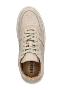Beige Sneaker mit oberer aus glattem Leder, strukturierten Akzenten, runder Zehenpartie, perforierten Details und flachen Schnürsenkeln. Im Inneren ist eine Markenveredelung zu sehen.