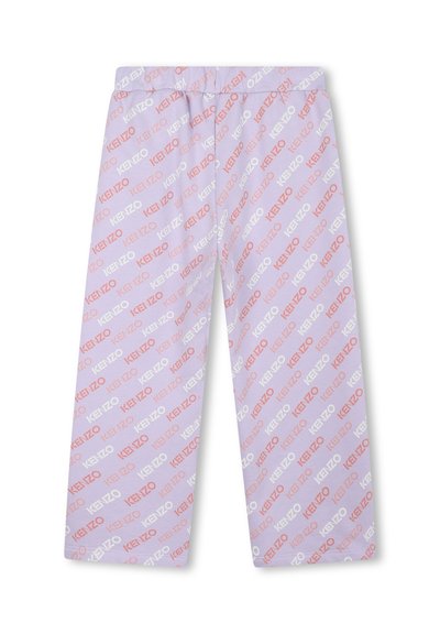 Pantalon de pyjama lilas clair avec un motif répétitif du nom de la marque "KENZO" en rouge et blanc. Taille élastique, coupe décontractée.