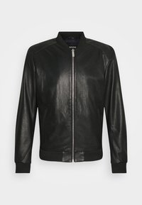 Svart läder bomberjacka med dragkedja fram, ribbad krage och ärmmuddar, slät textur och minimalistisk design. Har sidofickor.