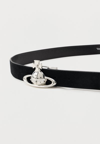 Svart semsket belte med en sølvfarget spenne som har et globusdesign, prydet med rhinestones, og en glatt, teksturert overflate.