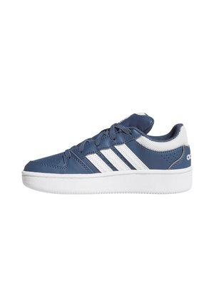 Marineblauer Adidas Sneaker mit weißen Streifen, Schnürung vorne, gepolstertem Kragen und weißer Sohle, Seitenansicht vor weißem Hintergrund.