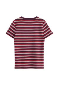 Korte mouw t-shirt met horizontale strepen in bordeauxrood, rood, wit en roze, van achteren getoond op een witte achtergrond.