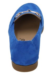 Blå mocka slip-on sko med rund tå, som har en dekorativ silverdetalj och en brun gummisula.