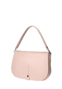 Lichtroze leren handtas met een ronde vorm, een kort hengsel en een klepsluiting. Textuur met minimale hardwareaccenten.