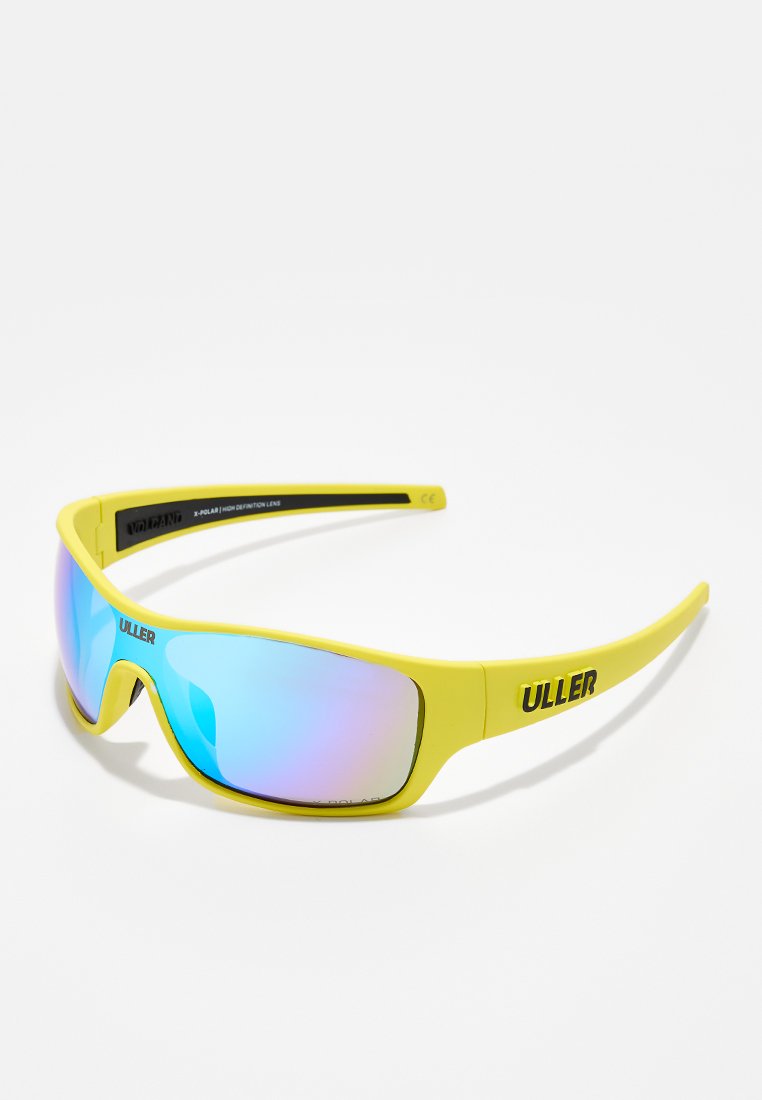 Lunettes de sport jaunes avec des verres courbés, dotées d'un dégradé bleu réfléchissant. Le nom de la marque "ULLER" est affiché en noir de manière proéminente.