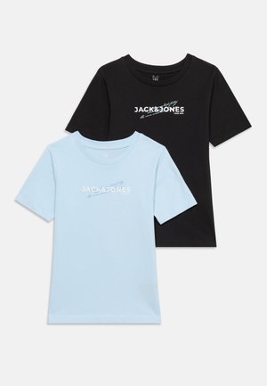 Deux t-shirts Jack & Jones, un bleu clair et un noir, tous deux avec un col rond et un texte logo imprimé sur la poitrine.