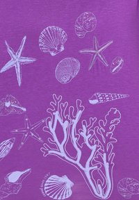 Tela morada que muestra ilustraciones blancas de conchas marinas, estrellas de mar y corales, con diferentes patrones y texturas.