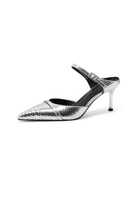 Décolleté argentato con tacco a slingback, punta affusolata, motivo testurizzato a forma di serpente, tacco sottile e un accento con fibbia rettangolare. Fodera interna nera.