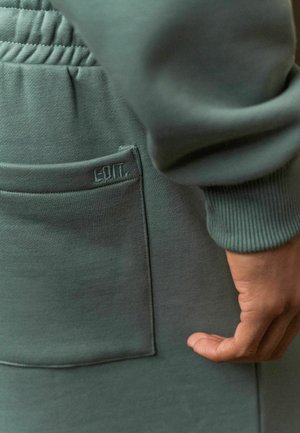 CUFFED FIT EDIT JOGGERS - Treniņtērpa apakšdaļas - sage green