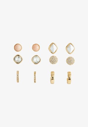 Sechs Paar Ohrstecker in Goldton mit verschiedenen Designs: Pfirsich, Kristall, weißer Emaille, Strass und kleine goldene Creolen mit Kristallen.