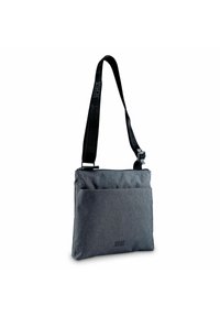 Bolso mensajero de tela gris con una sola correa ajustable, que presenta un bolsillo frontal con cremallera y un sutil detalle del logo en la parte delantera.