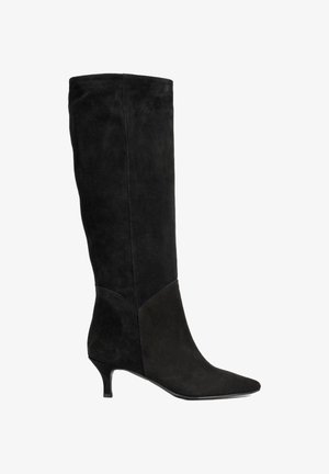 Czarne zamszowe wysokie kozaki do kolan z wydłużonym noskiem i smukłym obcasem. Charakteryzują się gładką fakturą oraz eleganckim, opływowym kształtem.