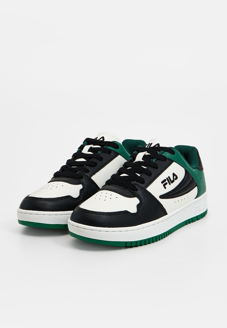 Par de zapatillas bajas FILA en negro, blanco y verde con cordones negros, caja de puntera perforada y suelas verdes texturizadas.