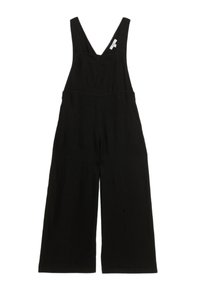 Schwarzer Latzanzug aus weichem Stoff, mit weiten Beinen, tiefem V-Ausschnitt und verstellbaren Trägern. Keine auffälligen Muster oder Hardware.