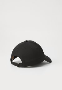 Schwarze Baseballmütze aus Baumwolle mit gebogenem Schirm, verstellbarem Riemen hinten und sechs Paneelen mit Nähdetails.
