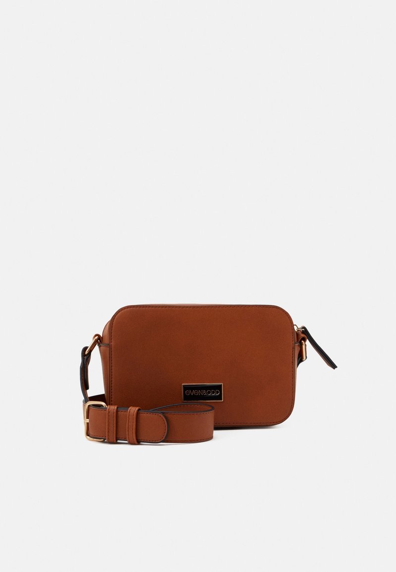 Sac à bandoulière en faux cuir marron, de forme rectangulaire, avec des garnitures en métal doré, une bandoulière amovible et une plaque logo noire.