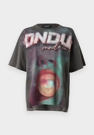 Camiseta de algodón negra de gran tamaño con un estampado gráfico colorido que incluye la palabra "ONDUP" en la parte superior y diseños abstractos debajo.