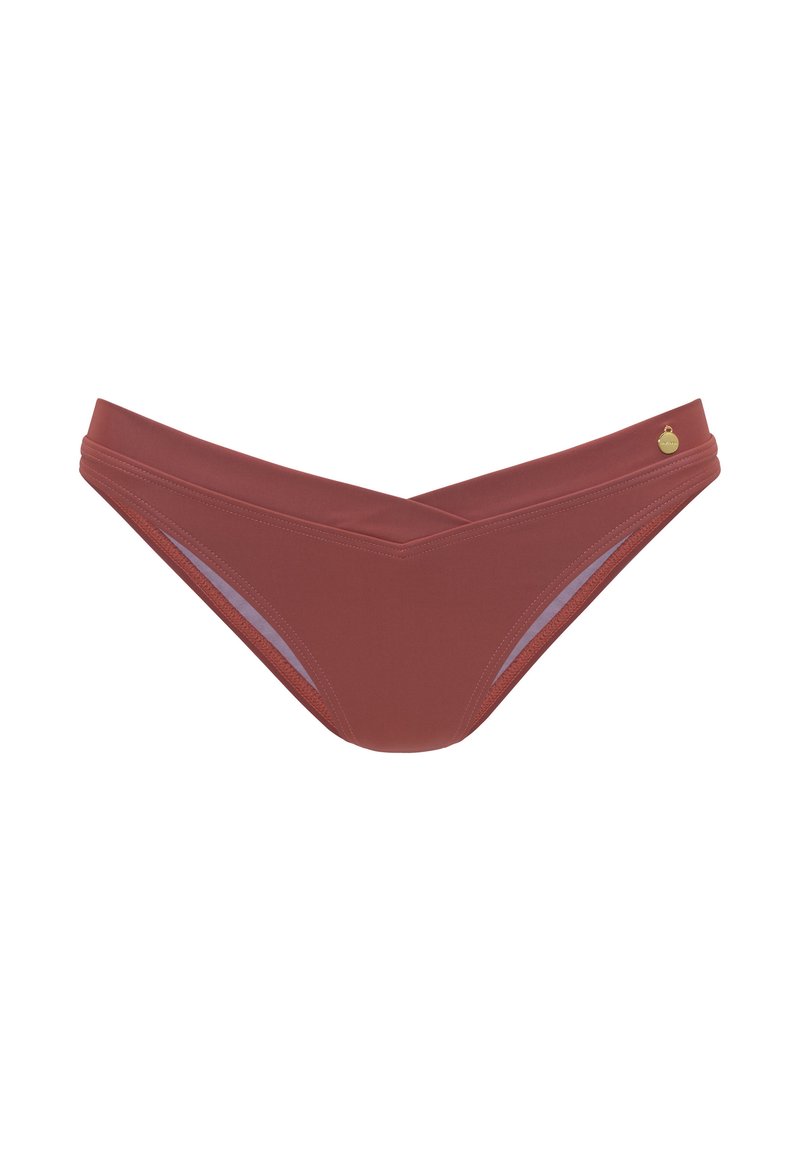 Bikini onderkant in terracotta kleur, met een V-vormig ontwerp, naadloze randen en minimale zichtbare stiksels; inclusief een gouden logo-accent.