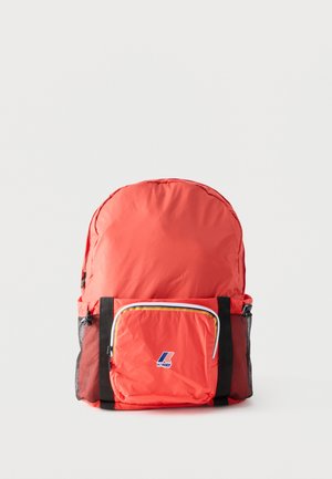 Heller orangefarbener Rucksack mit vorderer Reißverschlusstasche, schwarzen seitlichen Riemen, seitlichen Netzfächern und K-Way-Logo auf der Vorderseite vor weißem Hintergrund.