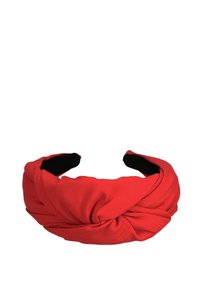 Czerwona opaska na głowę z twisted designem, o gładkiej fakturze i czarnym wnętrzu. Elastyczny materiał zapewniający komfort noszenia.