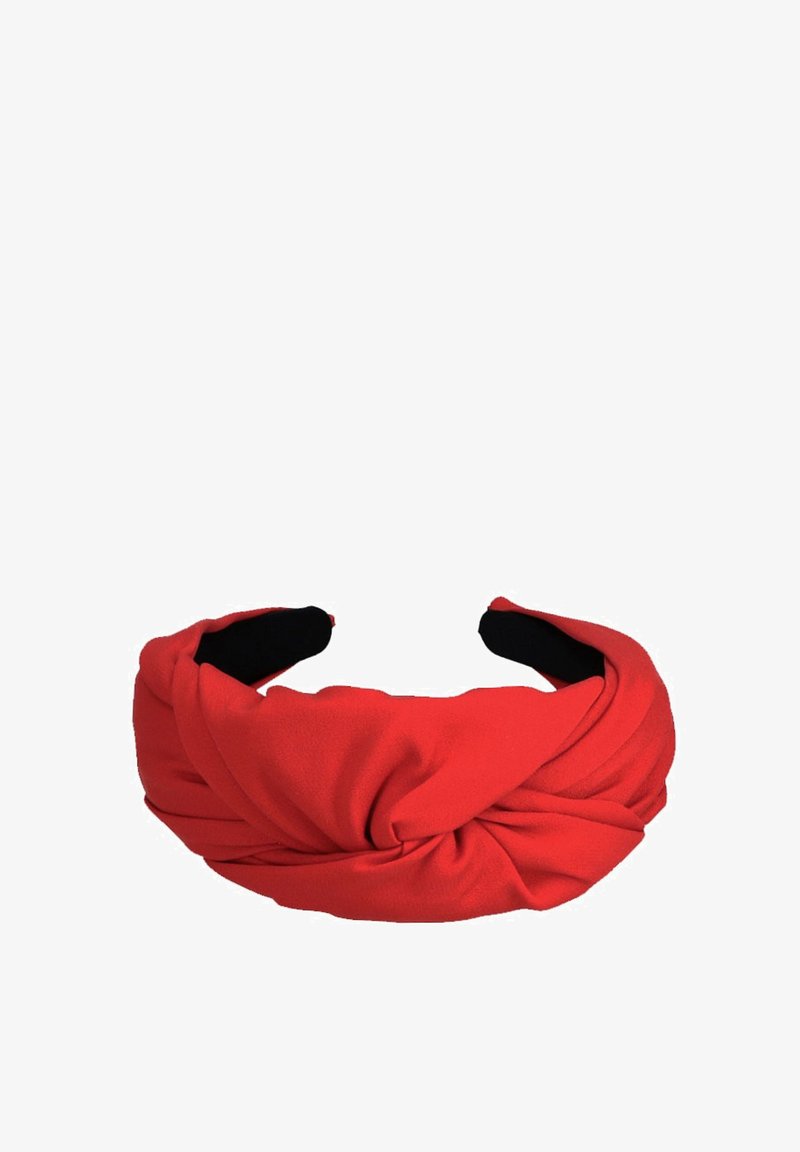 Czerwona opaska na głowę z twisted designem, o gładkiej fakturze i czarnym wnętrzu. Elastyczny materiał zapewniający komfort noszenia.