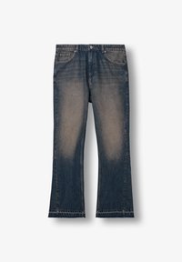 Džínsy s rozšíreným spodným okrajom v tmavomodrej farbe so zvýraznenými stehnami, piatimi vreckami a rozstrapkaným lemom. Pevná tkanina s klasickým strihom.