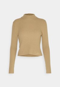 Suéter beige acanalado con cuello alto y mangas largas; cuenta con un detalle de logo dorado en el lado izquierdo del frente.