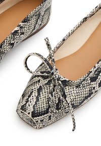 BALAGAN PRIMA - Bailarinas - off white python pattern