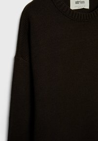 Pull en maille marron foncé avec une texture côtelée, encolure large et épaules basses. Étiquette visible à l'intérieur de la zone du cou.