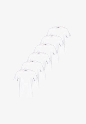 Zes eenvoudige witte T-shirts met korte mouwen en ronde hals, gerangschikt in een verspringende verticale lijn op een witte achtergrond.