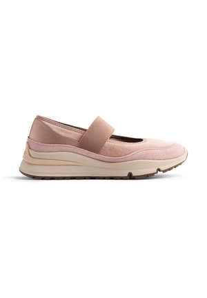 Sneaker rosa Mary Jane da donna con cinturino elastico, superiore in camoscio e tessuto, suola ammortizzata e suola in gomma testurizzata per una maggiore aderenza.