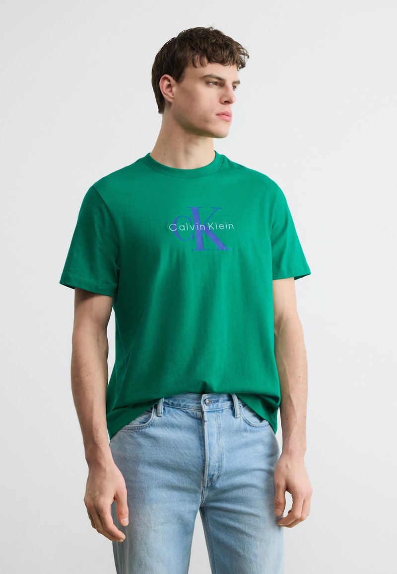 Calvin Klein Jeans HERO MONOLOGO TEE - Triko s potiskem - enchanted forest