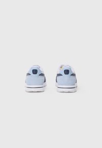 Sneaker blu e bianchi con tomaia in suede e mesh, presentano un colletto imbottito, accenti a strisce a contrasto e una suola in gomma testurizzata.