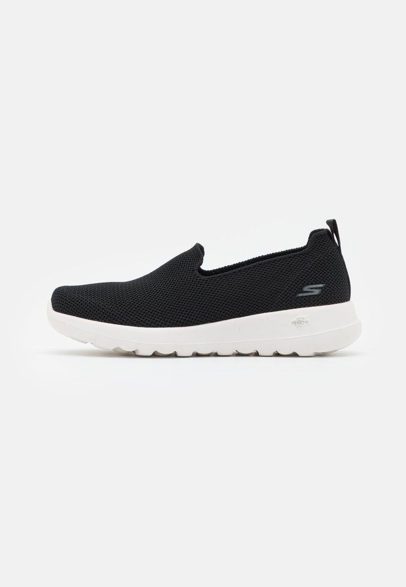 Schwarze Slip-On Sneakers mit einem strukturierten Mesh-Obermaterial, weißer Sohle und einem dezenten Logo an der Seite. Abgerundete Zehenpartie und flaches Design.