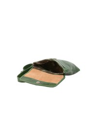 Borsa a tracolla in pelle verde con texture liscia, dotata di un interno in suede tan e chiusura a scatto. Il design include una tracolla.