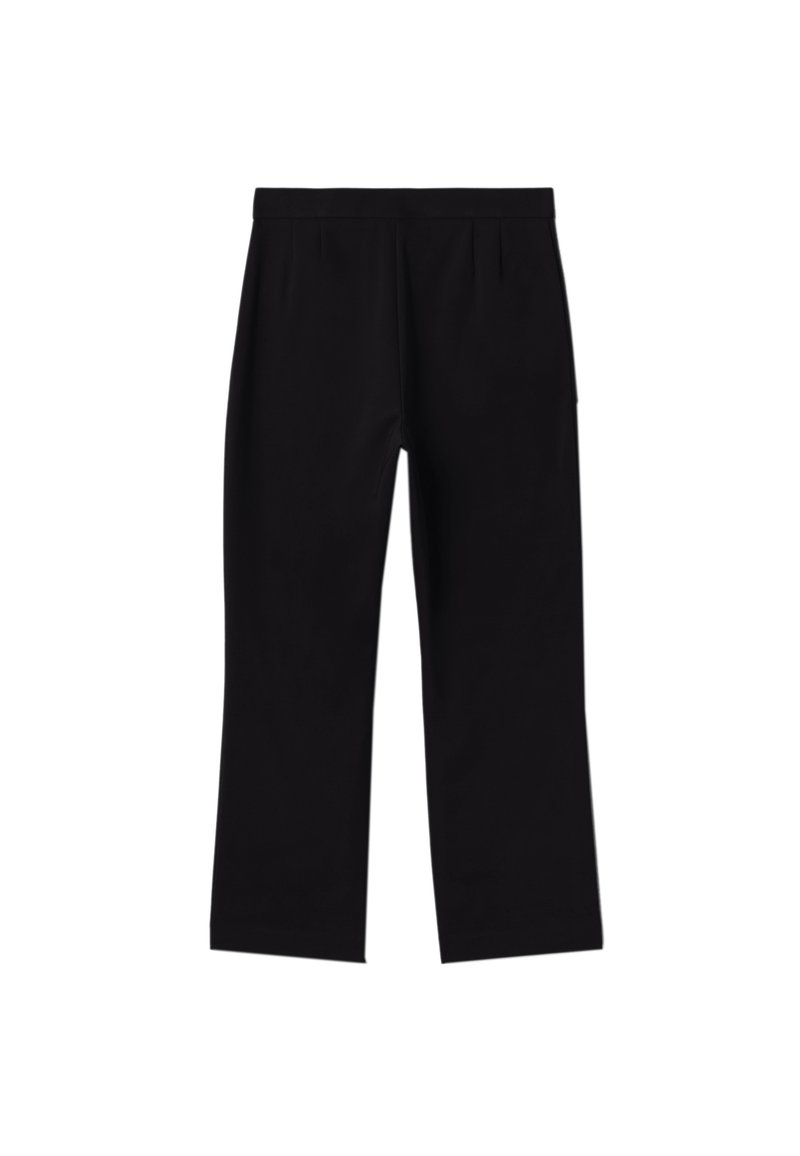 Pantaloni neri realizzati in un tessuto liscio, con design a gamba dritta, pieghe in vita e cintura elastica per il comfort.
