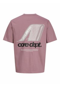 Lichtroze T-shirt met opvallende graphics met de tekst "ATLANTIC" en "core dept." in contrasterende zwarte en zilveren kleuren op de achterkant.