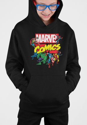 Felpa nera con cappuccio caratterizzata da una grafica colorata "MARVEL Comics" che presenta varie illustrazioni di supereroi in tonalità vivaci e lettere in grassetto.