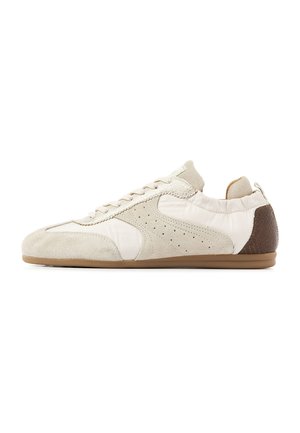 Flacher Sneaker in Off-White mit Wildleder- und Stoffeinsätzen, seitlichen Perforationen, Schnürverschluss und braunem, strukturiertem Fersenstück.