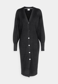 Cardigan long gris foncé en tissu tricoté, doté d'un col en V, de manches bouffantes et de grands boutons blancs sur le devant.