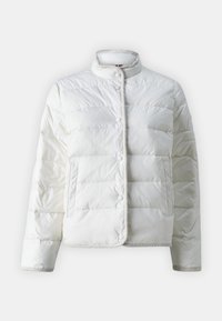 Doudoune blanche avec un design matelassé, col montant et boutons-pression. Elle est dotée de poches latérales et d'une bordure contrastante le long des bords.