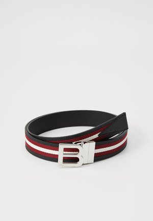 Svart lærbelte med røde og hvite striper, med en rektangulær sølvspenne med innpreget "B1." Glatt tekstur og stilrent design.