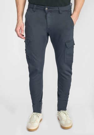 Pantalones cargo en color navy con un ajuste entallado, que presentan bolsillos laterales, bolsillos frontales y cierre de botón. Fabricados en un material de algodón durable.