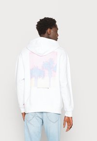 Levi's® RELAXED GRAPHIC - Sweatshirt com capuz - palm hoodie white
