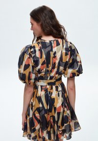 adL BALLOON SLEEVE V NECK  - Vapaa-ajan mekko - patterned camel