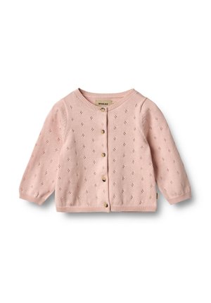 Cardigan bébé tricoté rose à manches longues, petit motif œillet, et cinq boutons devant sur fond blanc.