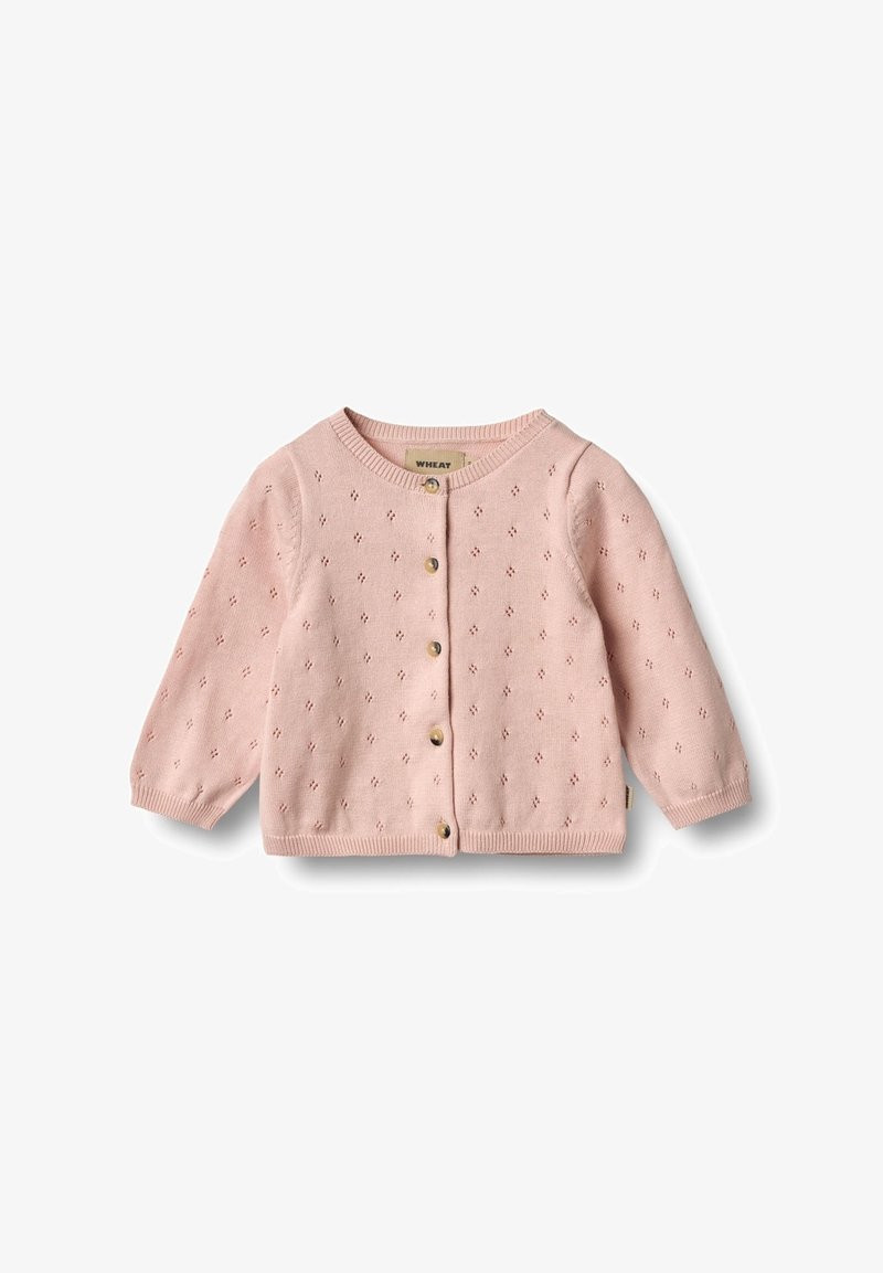 Cardigan bébé tricoté rose à manches longues, petit motif œillet, et cinq boutons devant sur fond blanc.