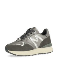 Sneaker grigio che presenta una combinazione di pelle liscia e suede, dettagli riflettenti, una robusta intersuola bianca e una suola in gomma nera.