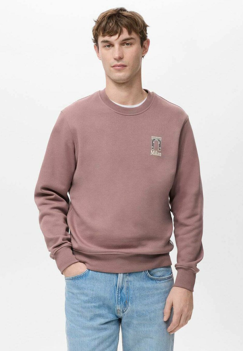 Helles mauvefarbenes Sweatshirt mit Rundhalsausschnitt, das auf der Brust eine kleine Grafik eines architektonischen Designs und das Wort "Milan" zeigt.